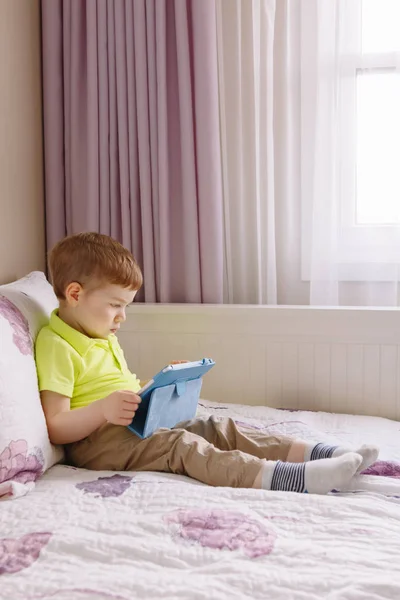 Junge spielt mit digitalem Tablet — Stockfoto