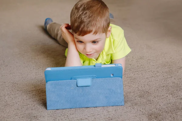 Anak bermain dengan tablet digital — Stok Foto