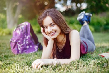  kız öğrenci çim üzerinde yalan