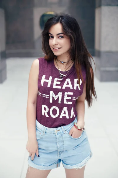 Menina em calções de ganga e t-shirt — Fotografia de Stock