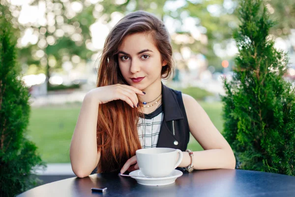 Fille avec tasse de café à l'extérieur — Photo