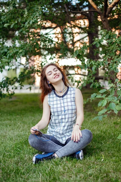 Woman  listening to music  in park — Stock Photo, Image