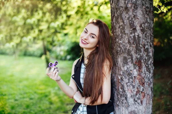 Kvinna leker med spinner leksak. — Stockfoto