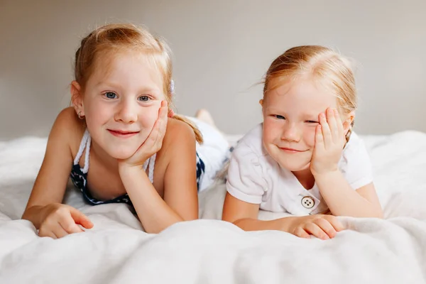 Niñas hermanas mintiendo — Foto de Stock