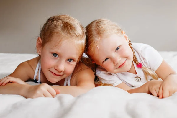 Hermanas acostadas juntas — Foto de Stock