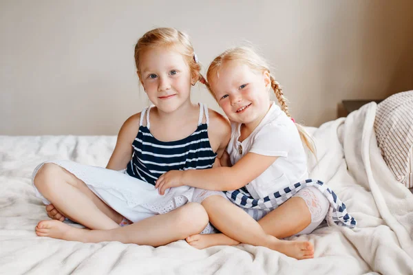 Сестри сидять разом на ліжку — стокове фото