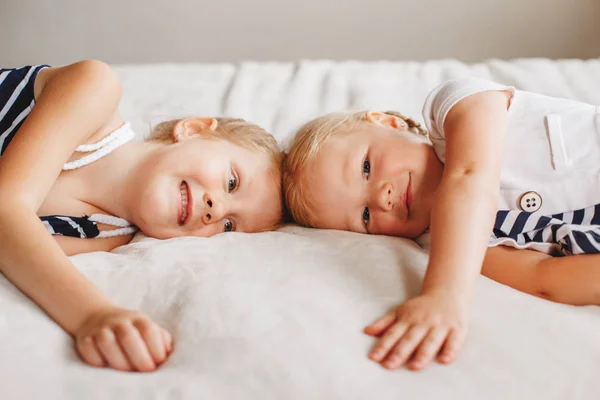 Siblings hugging looking in camera — Stock Photo, Image