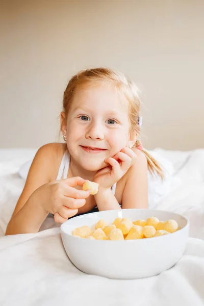 Gadis tersenyum makan buih jagung — Stok Foto