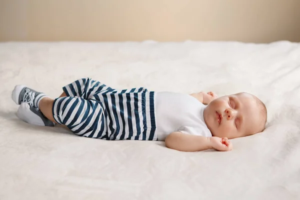 Bebê recém-nascido deitado na cama — Fotografia de Stock