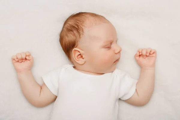 横になっている赤ちゃん新生児 — ストック写真