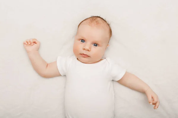 Bebé con ojos grises azules — Foto de Stock