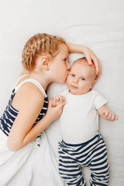 Zuster bedrijf kleine baby kussen — Stockfoto