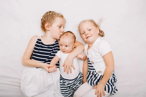 Сестри тримають маленьку дитину — стокове фото