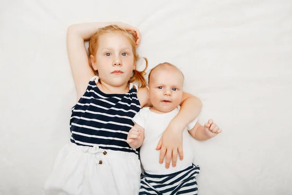 Hermana sosteniendo pequeño bebé — Foto de Stock