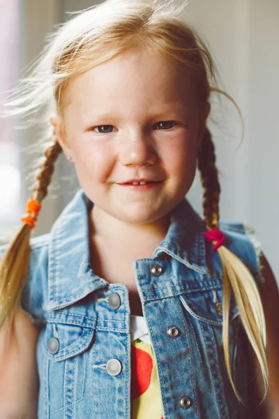 Sorrindo menina olhando na câmera . — Fotografia de Stock