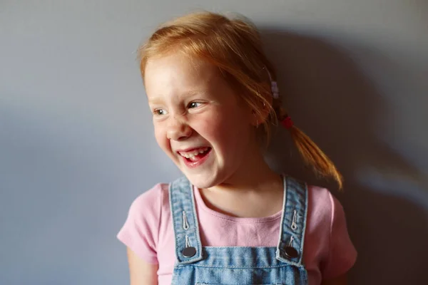 Niña preescolar riendo — Foto de Stock