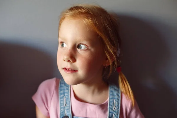 Girl looking surprised — Stock Photo, Image