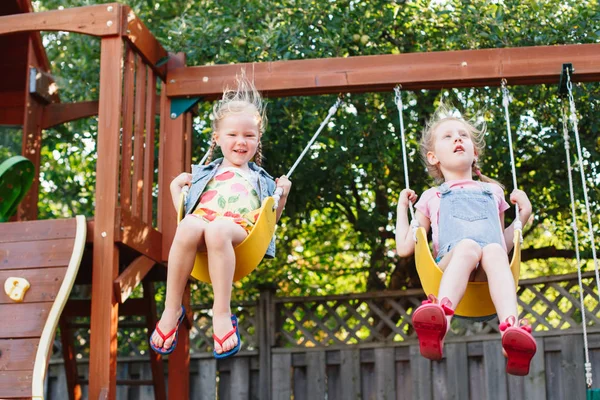 Sonrientes niñas en swing — Foto de Stock