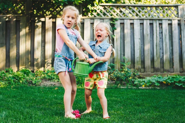 Hermanas teniendo figh — Foto de Stock