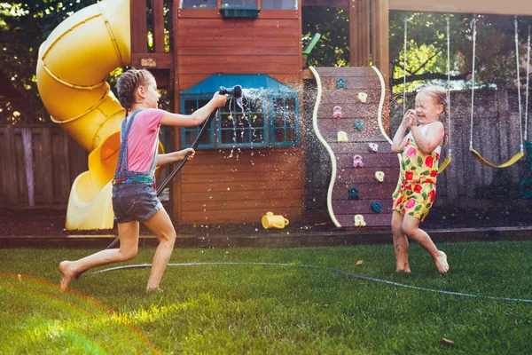 Duas meninas salpicando um ao outro — Fotografia de Stock