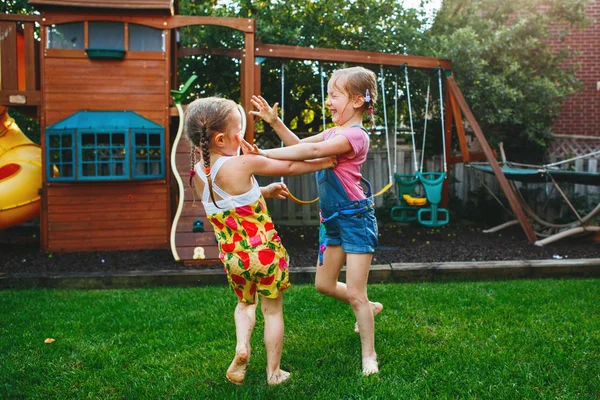 Dos niñas hermanas peleando — Foto de Stock