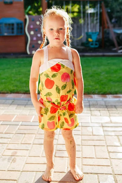 Molhado bagunçado menina de pé — Fotografia de Stock