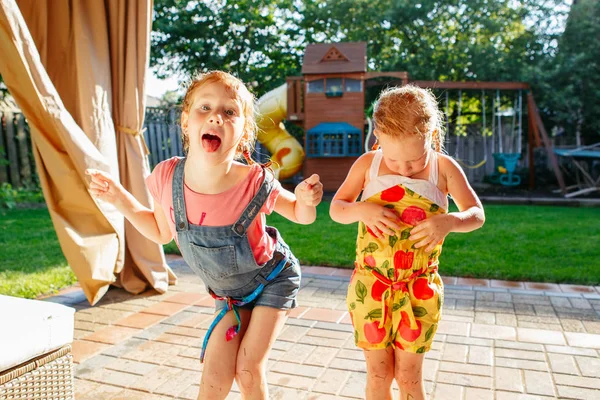 Девочки сестры веселятся — стоковое фото