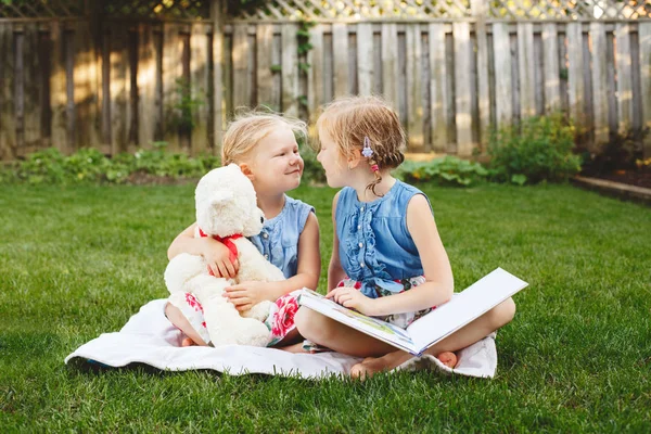 Crianças amigos sentados com livro — Fotografia de Stock