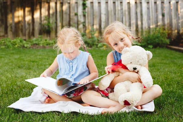Niños amigos sentados con libro — Foto de Stock