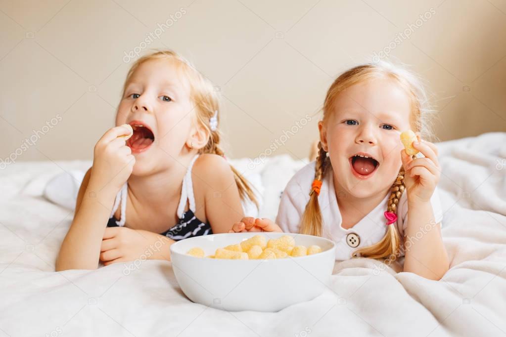  girls eating corn puffs