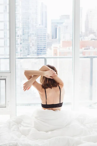 Kvinna stretching efter att ha vaknat — Stockfoto