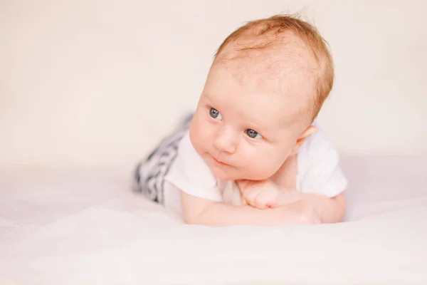 Kaukasische baby op bed — Stockfoto