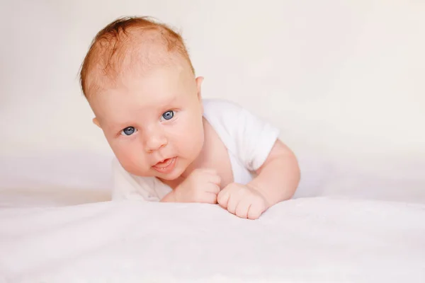 Bambino caucasico sul letto — Foto Stock