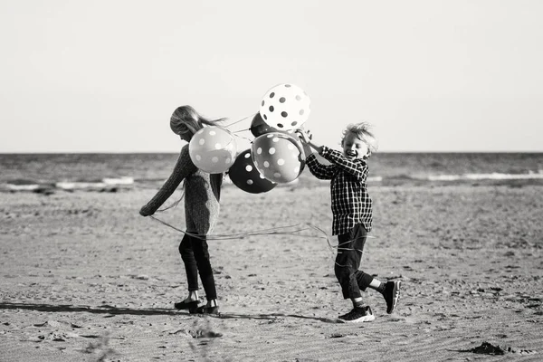 Παιδιά που παίζουν στην παραλία — Φωτογραφία Αρχείου