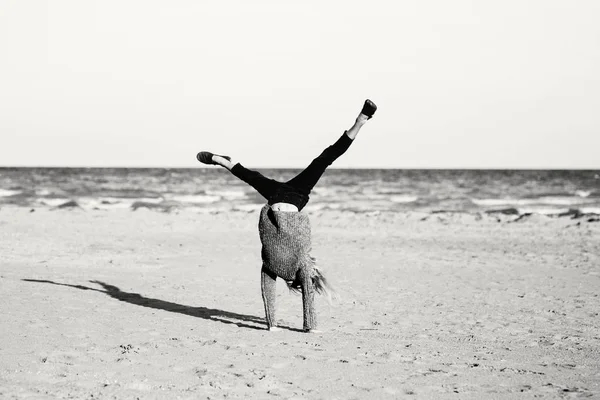 Funny child doing cartwheel — Stock Photo, Image
