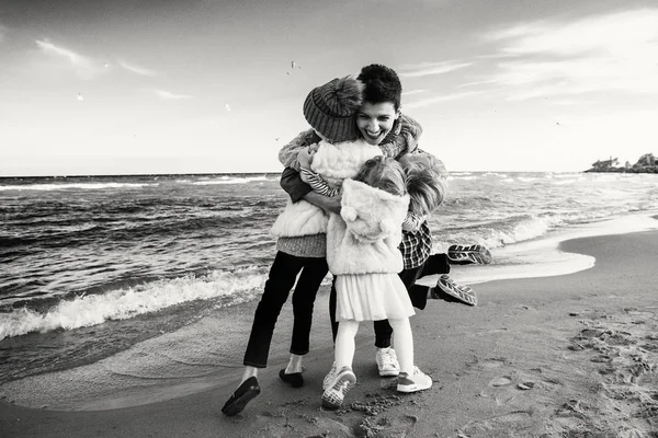 Madre con hijos en la playa —  Fotos de Stock