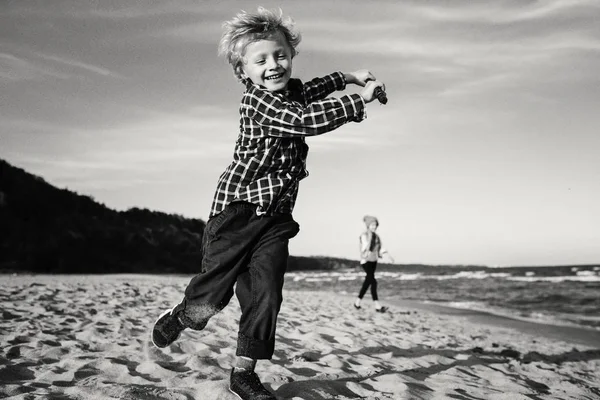 Barn som leker på stranden Stockbild