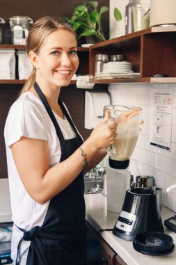 Buz ile Barista hazırlanıyor güler yüzlü