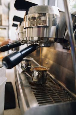 Espresso makinesi kahve yapıyor.