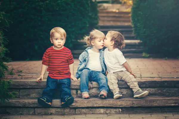 Niños sentados juntos —  Fotos de Stock