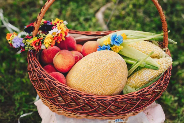 Овощи и фрукты в корзине — стоковое фото