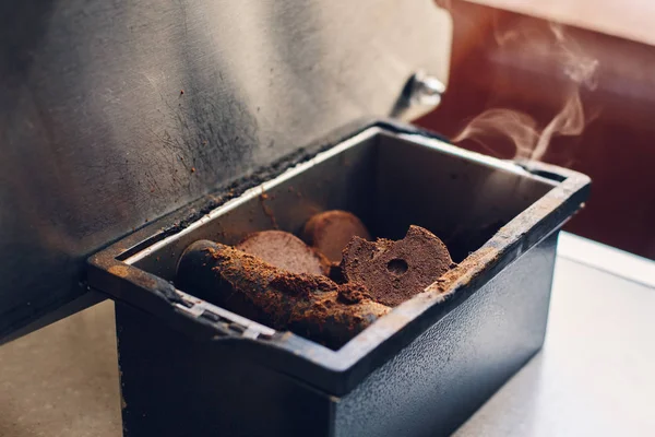 ホット コーヒーかすを使用 — ストック写真