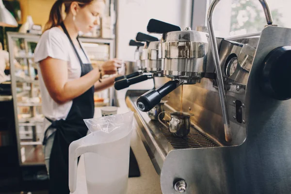 Barista hands making coffee — Stock Photo, Image