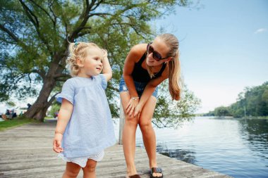 Anne ve kızı eğleniyor. 