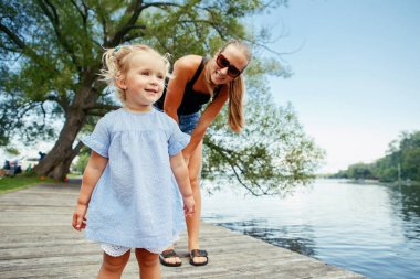 Anne ve kızı eğleniyor. 