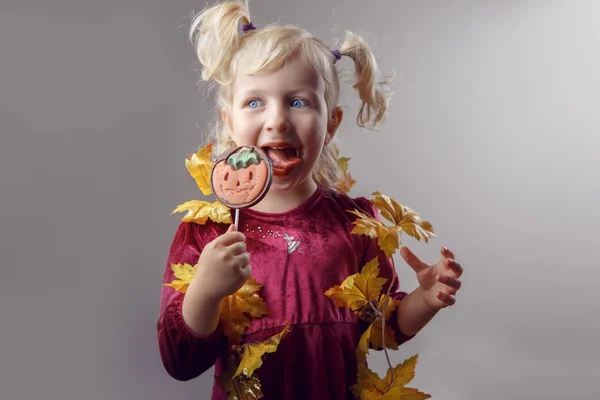 Rolig flicka klädd för Halloween — Stockfoto