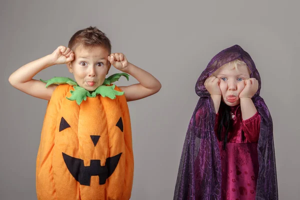 Двоє дітей одягнені на Хеллоуїн — стокове фото