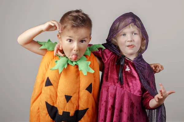 Cadılar Bayramı için giyinmiş iki çocuk — Stok fotoğraf