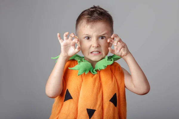 Chłopiec ubrany jak dynia na Halloween — Zdjęcie stockowe