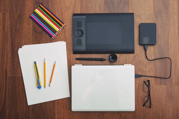 Équipement de bureau avec tablette graphique et crayons — Photo